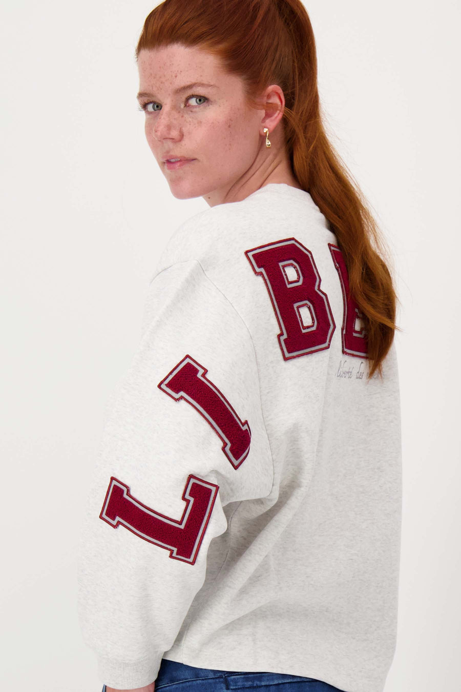 sweater with text | mid gray / classy red