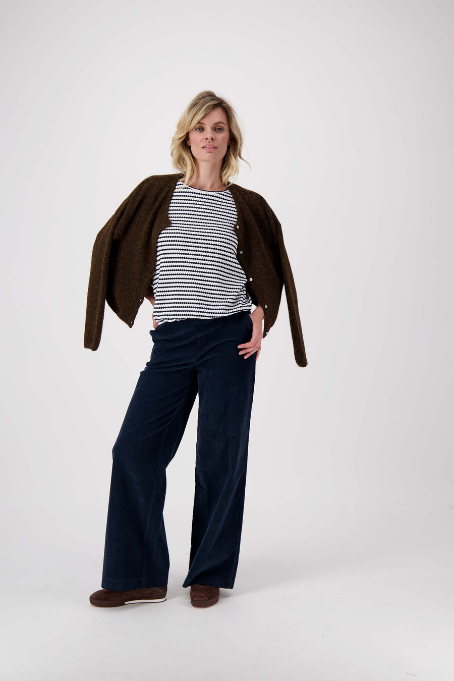 puff sleeve top with stripe in textured material | off white / navy