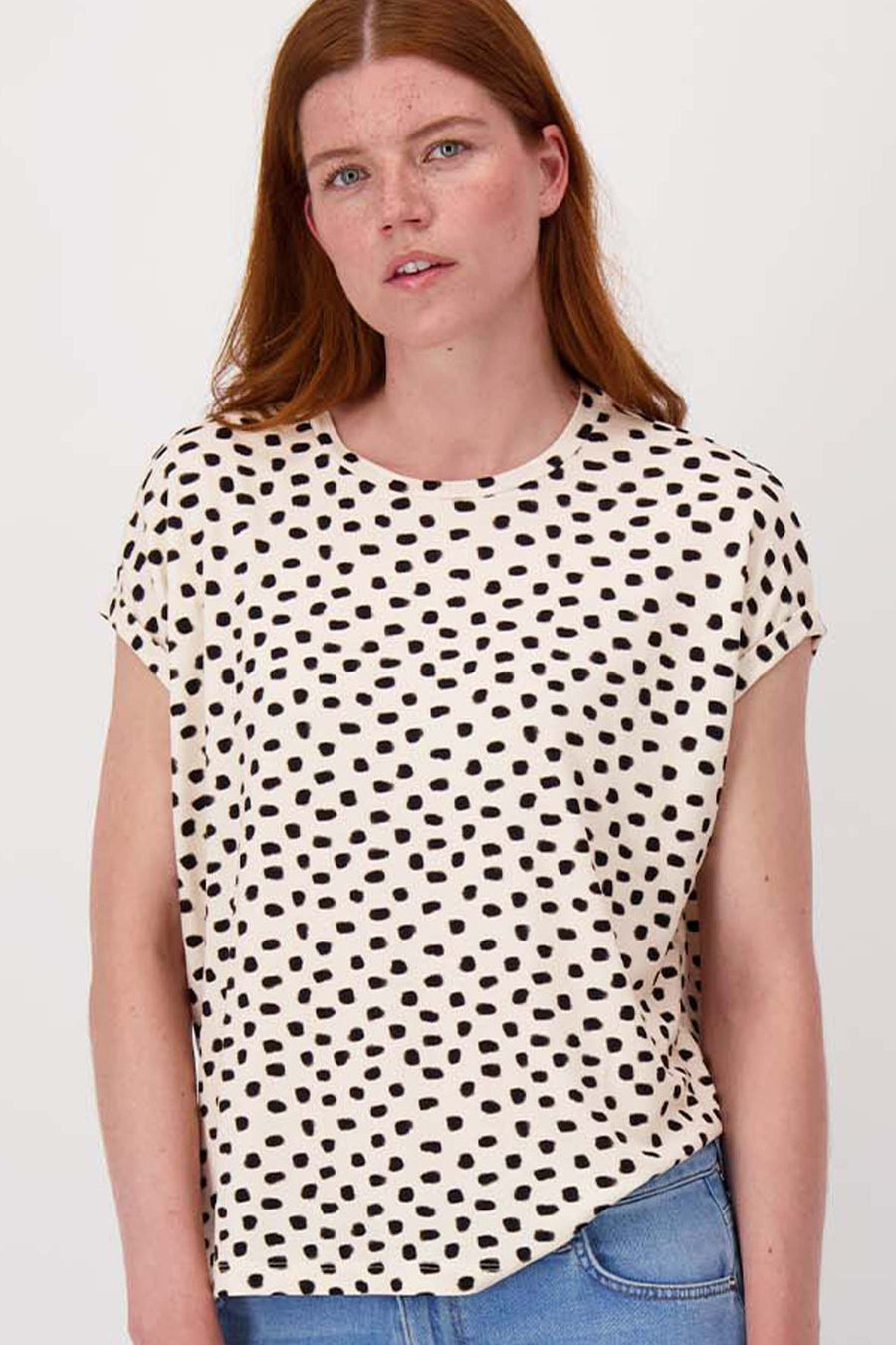 T-shirt with rolled-up sleeves and polka dot print | off-white / black
