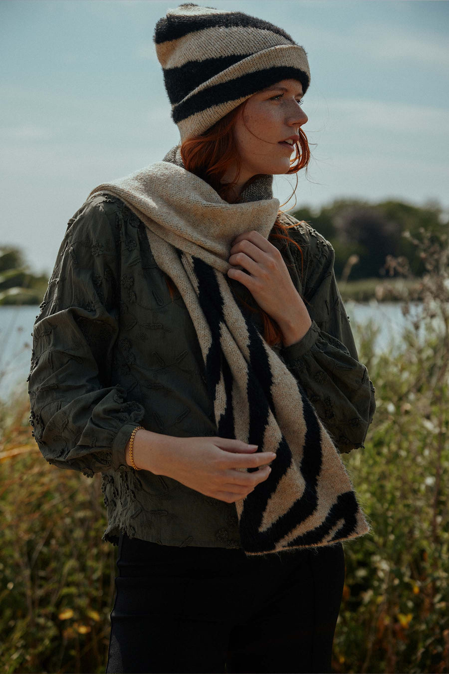 knitted scarf with zebra pattern | black / kit