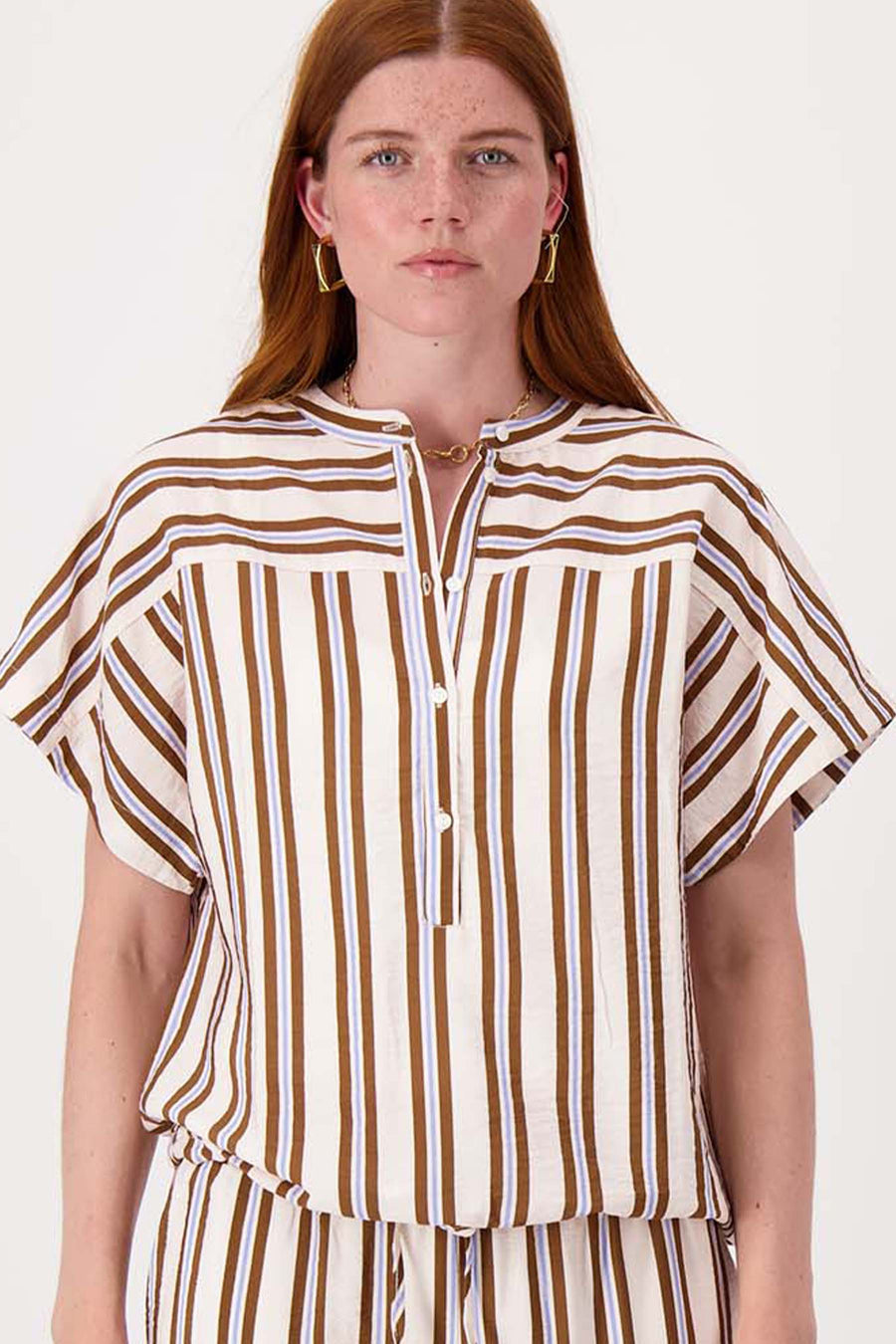 striped blouse with short sleeves | off-white / chocolate brown / cornflower blue