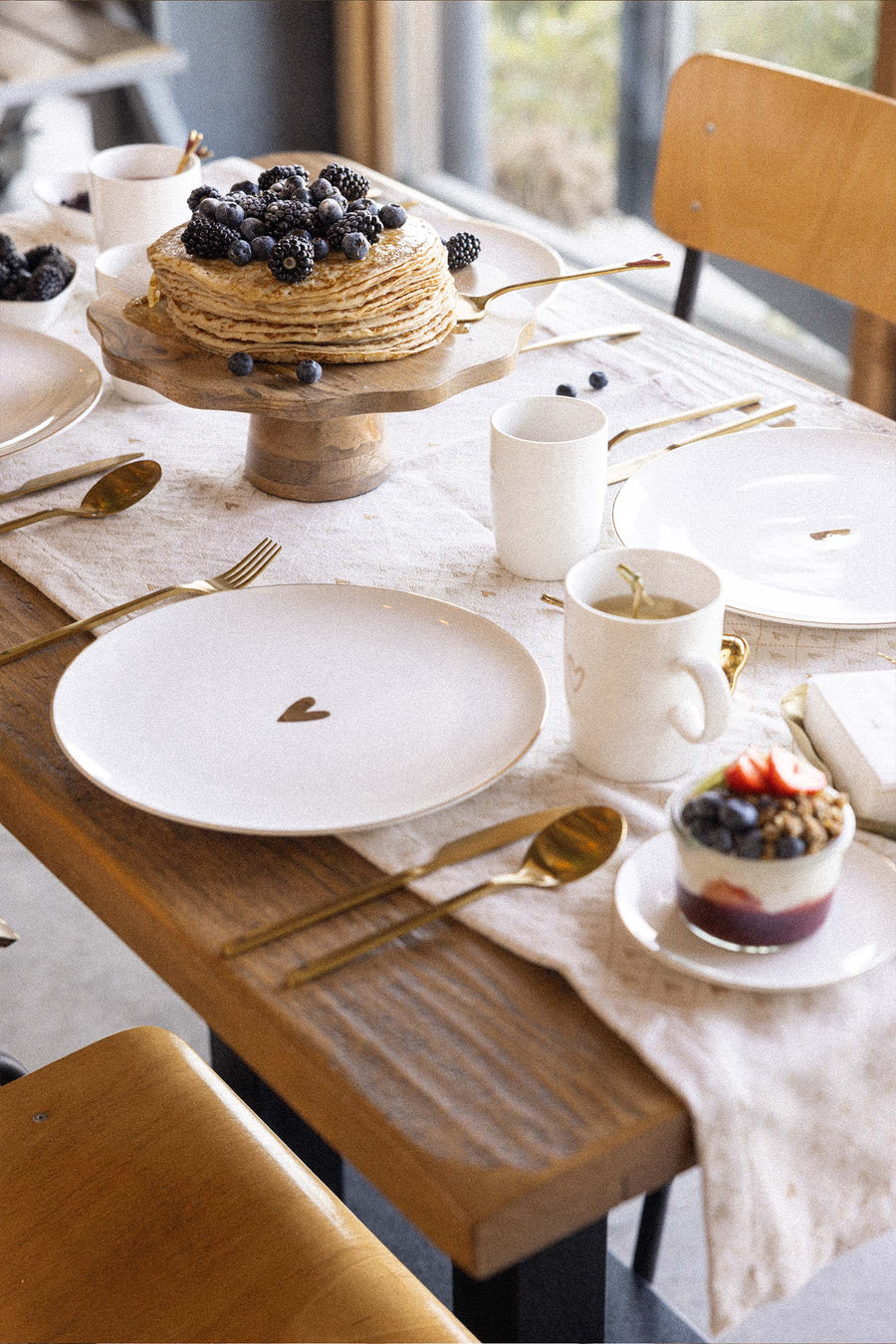 dinner plate heart | white / gold