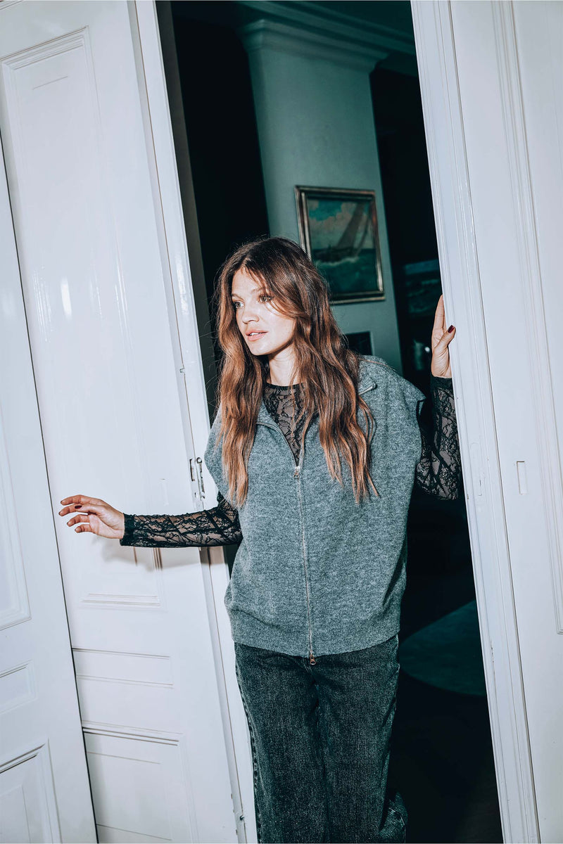 zippered sleeveless cardigan | anthracite gray